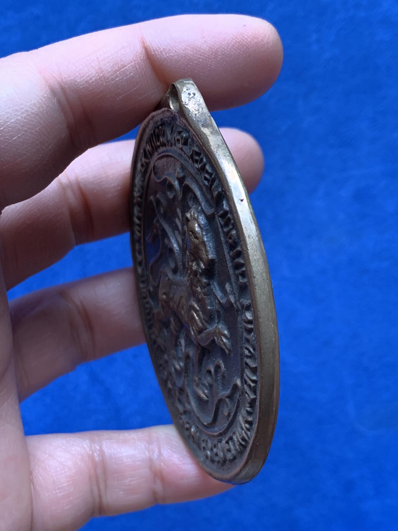 《竞宝斋》第460场 周日，周一，2场连拍 （全场包邮）欢迎送拍 苏黎世匈牙利历史协会纪念章 87.5克 70.5mm 非常古朴的造型 单面铜章 大直径 细节见图