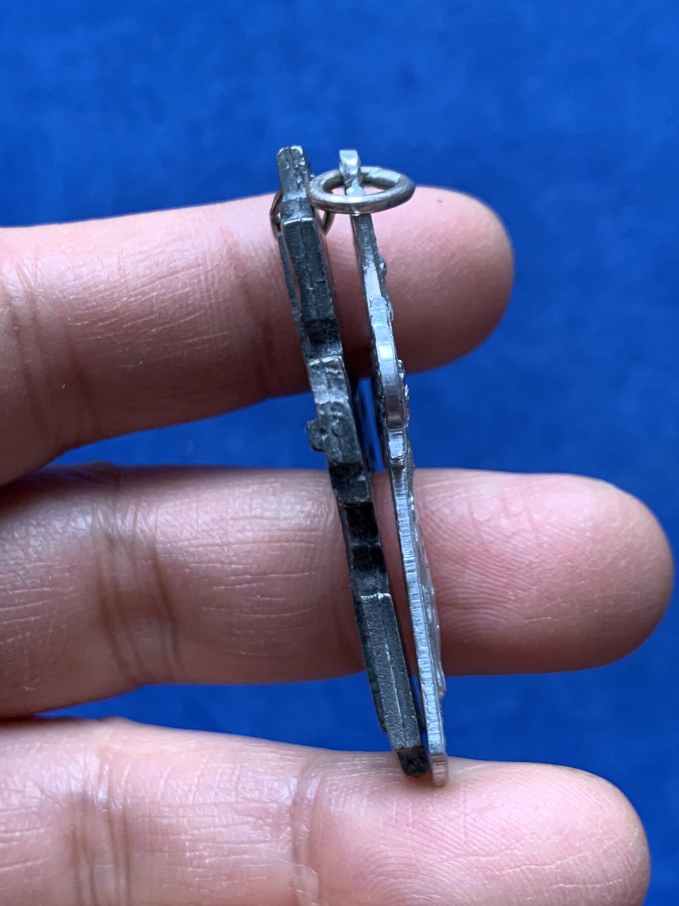 《竞宝斋》第460场 周日，周一，2场连拍 （全场包邮）欢迎送拍 两个一组 十字造型挂件 总重12.25克 尺寸分别为：31*49.8mm、39.6*50mm 细节见图