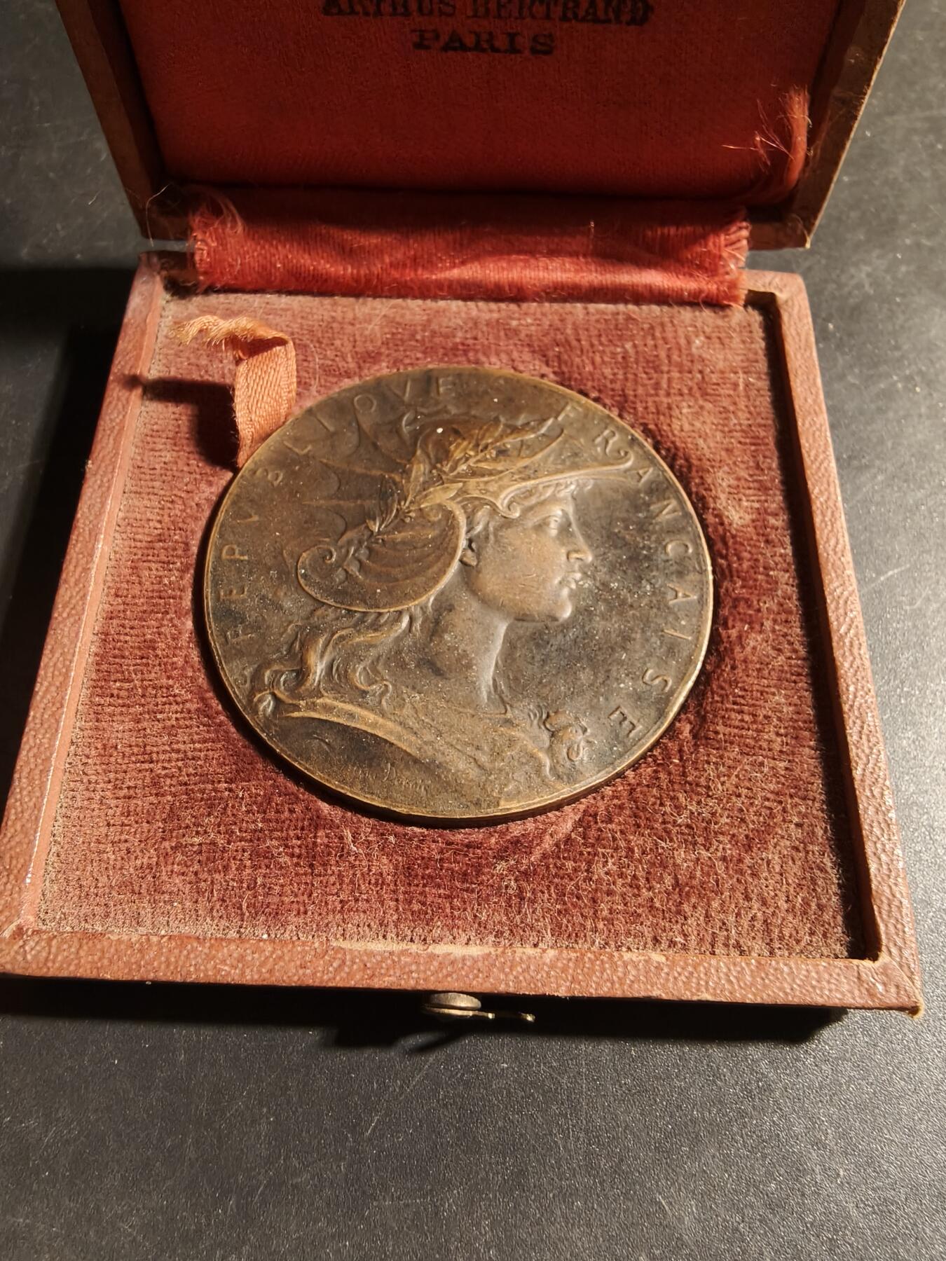 老王徽章第178期 法国战争部射击竞赛大铜章     大师亨利杜布瓦作品     戎装玛丽安娜      直径50mm     重量55.8g     原盒