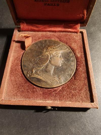 老王徽章第178期 - 法国战争部射击竞赛大铜章     大师亨利杜布瓦作品     戎装玛丽安娜      直径50mm     重量55.8g     原盒