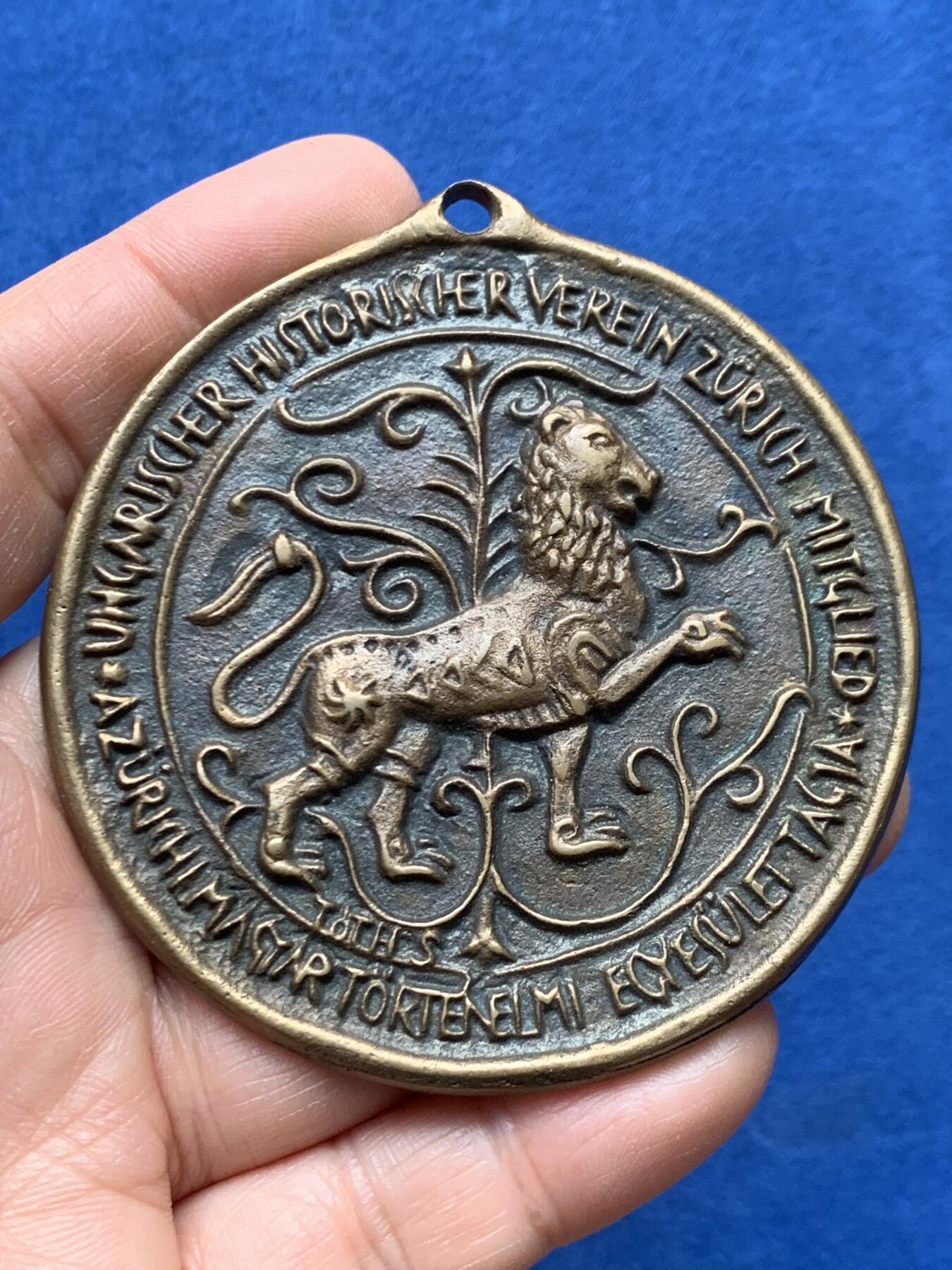 《竞宝斋》第460场 周日，周一，2场连拍 （全场包邮）欢迎送拍 苏黎世匈牙利历史协会纪念章 87.5克 70.5mm 非常古朴的造型 单面铜章 大直径 细节见图