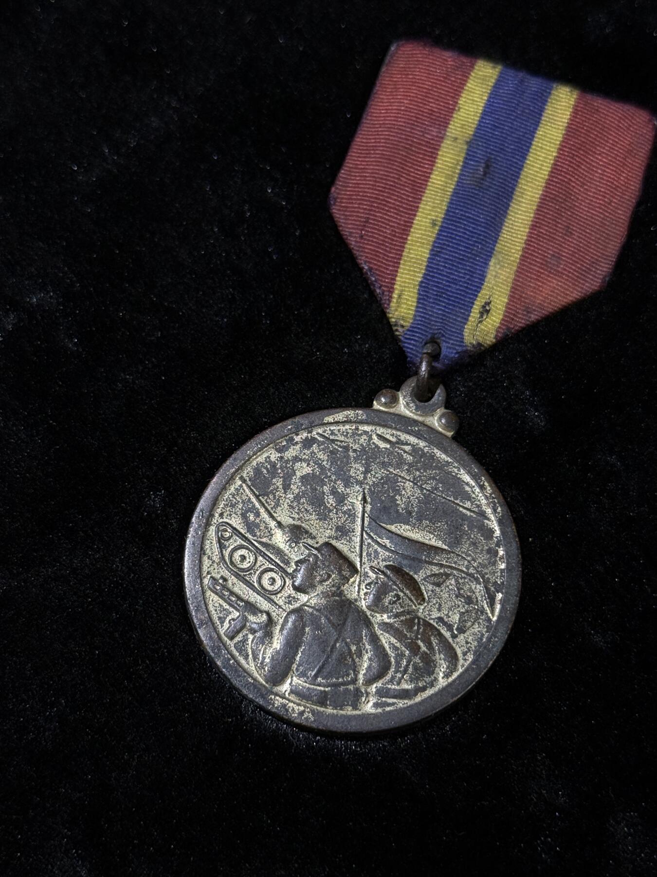 戎马世界章牌大赏第110期 朝鲜祖国解放纪念章，补发版，镀层有损