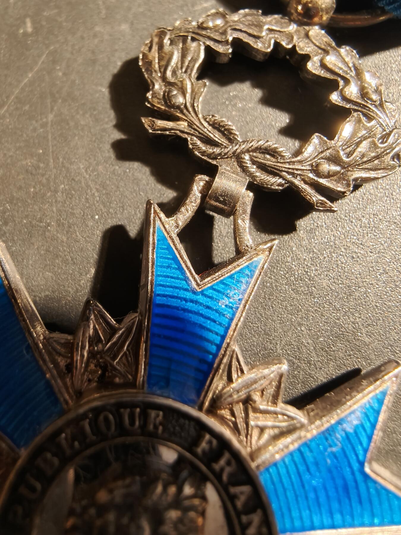 老王徽章第178期 法国骑士级国家功勋勋章    原盒    银质珐琅     连接处螃蟹银标     27.4g  