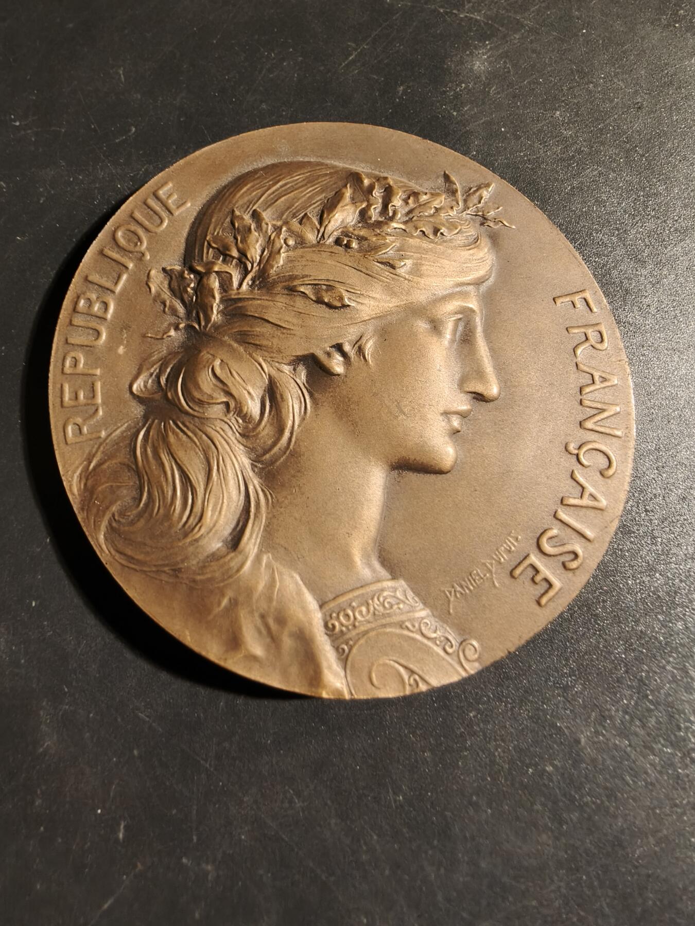 老王徽章第178期 法国陶瓷制品制造商联合会大铜章    原盒     大师亨利杜布瓦作品      大尺寸版     直径68mm    重量145.2g