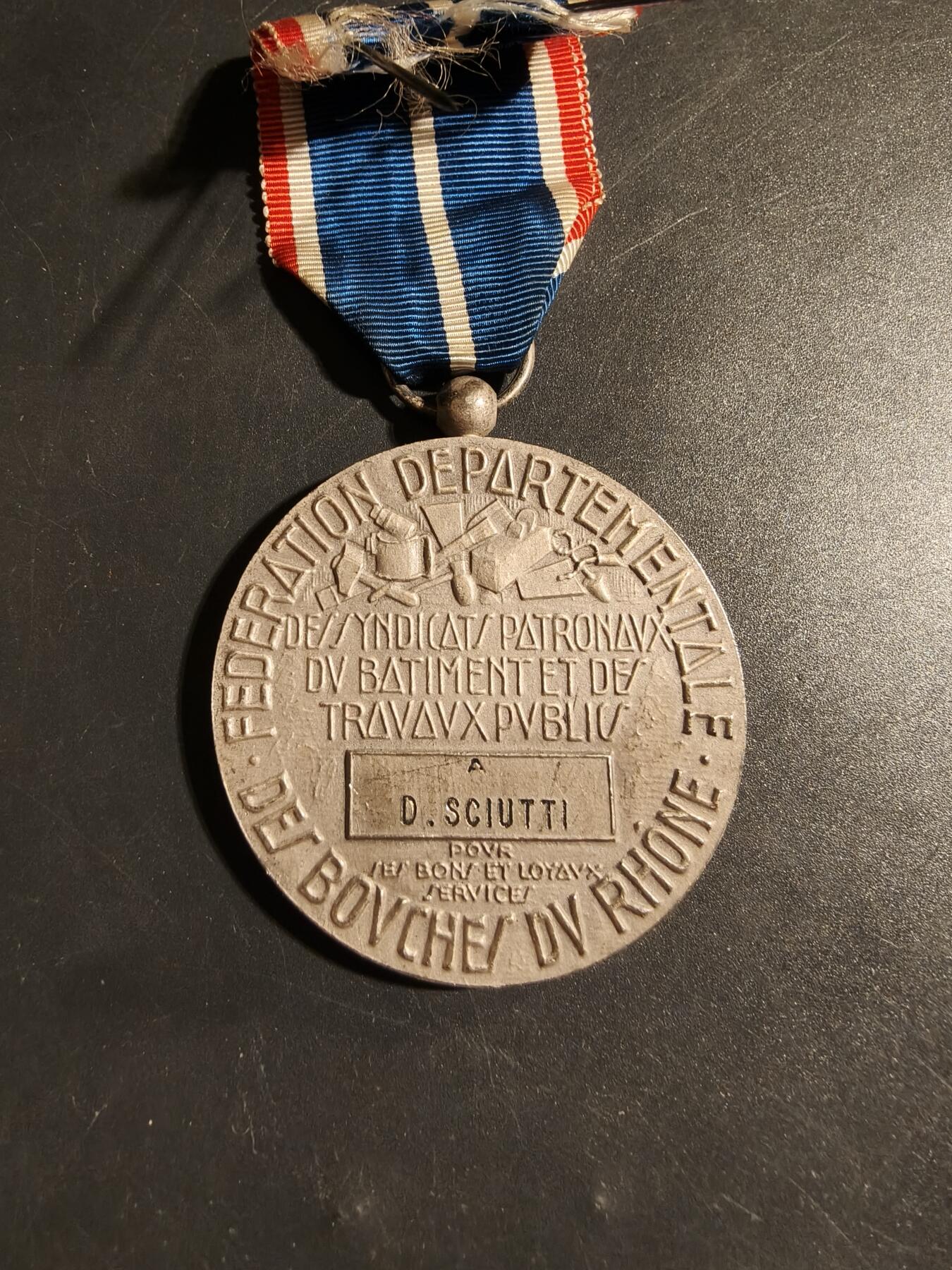 老王徽章第178期 法国银级罗纳河口省建筑与公共工程联合会良好服务奖章     实发     直径50mm     重量68g