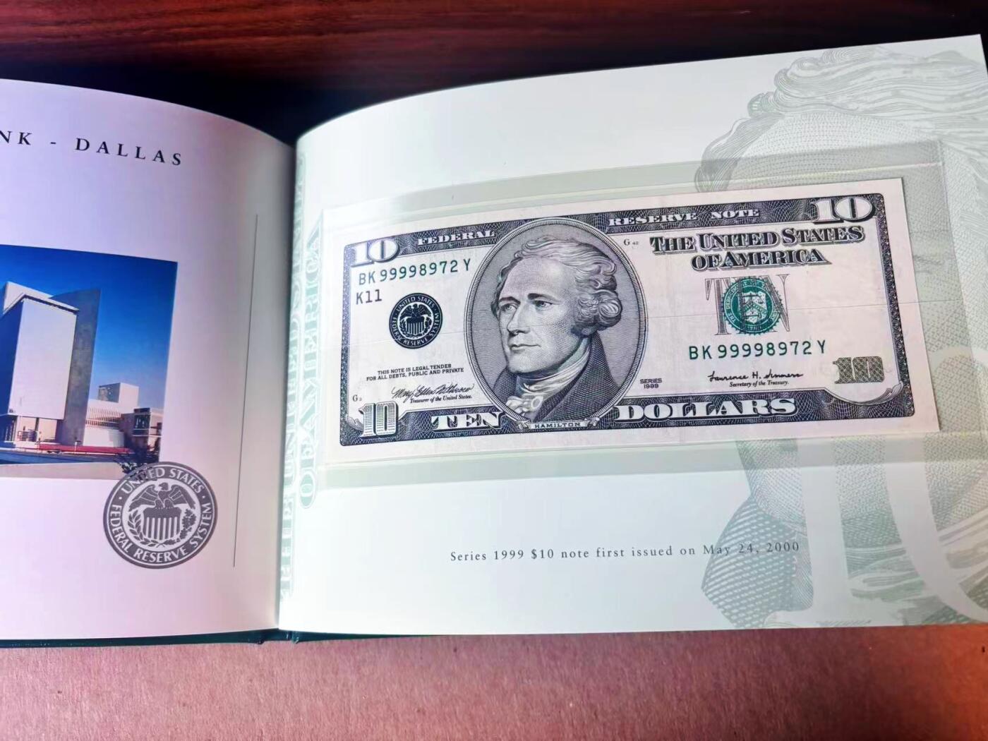 【Blue Auction】世界纸币精拍第777期——18级TOP拍卖/信誉/品质/专业/高效💫  【12区99998972全同号 新版美元首发纪念 BEP原装皮册】美国1999年10美金 内含财政部长签名及各储备区银行图文介绍 仅2000套 全新UNC