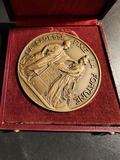 老王徽章第178期 - 法国法兰西银行成立百年大铜章     原盒    经典作品   密涅瓦与福图娜，象征智慧与财富      直径68mm     重量147.4g