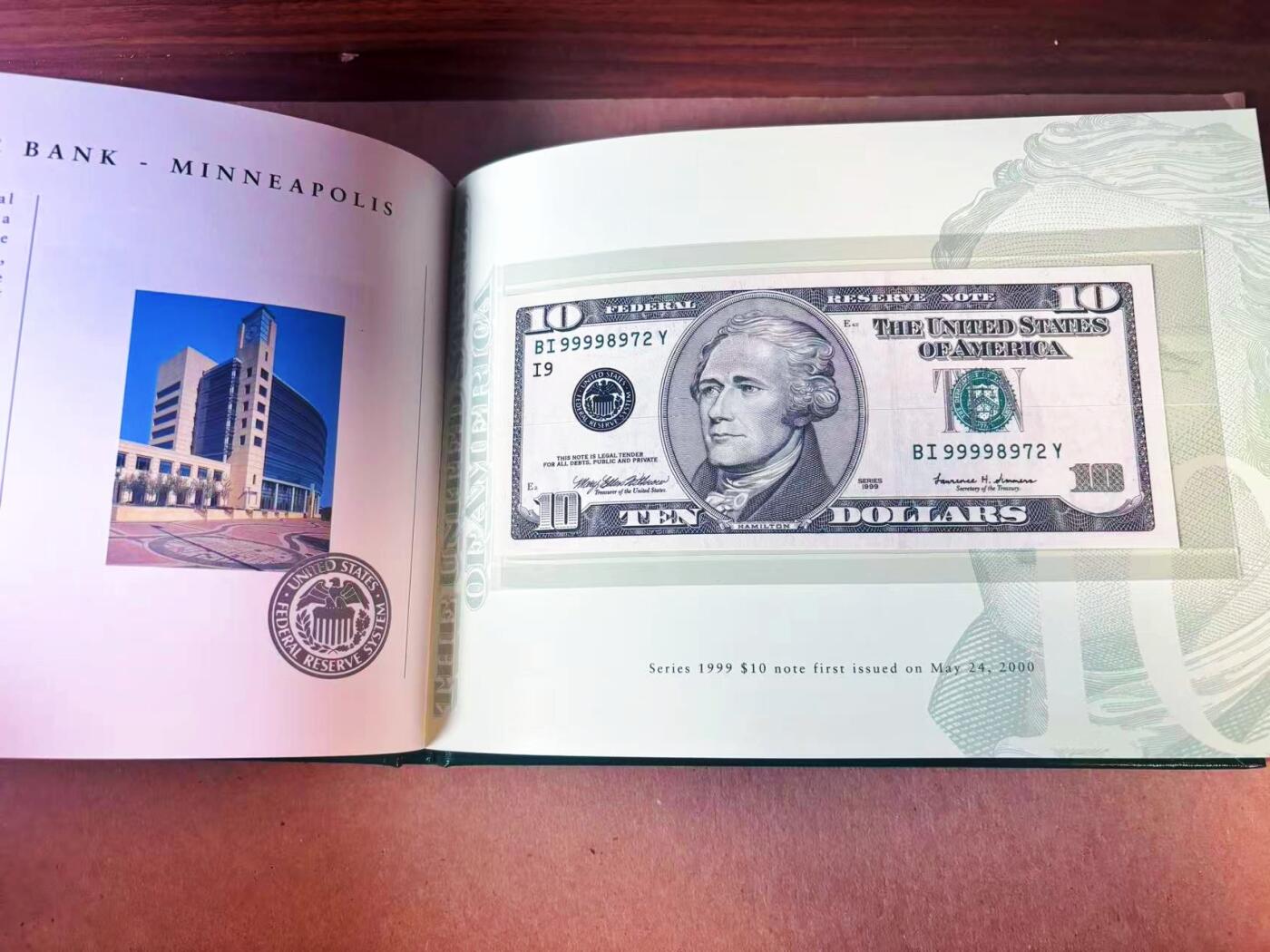 【Blue Auction】世界纸币精拍第777期——18级TOP拍卖/信誉/品质/专业/高效💫  【12区99998972全同号 新版美元首发纪念 BEP原装皮册】美国1999年10美金 内含财政部长签名及各储备区银行图文介绍 仅2000套 全新UNC