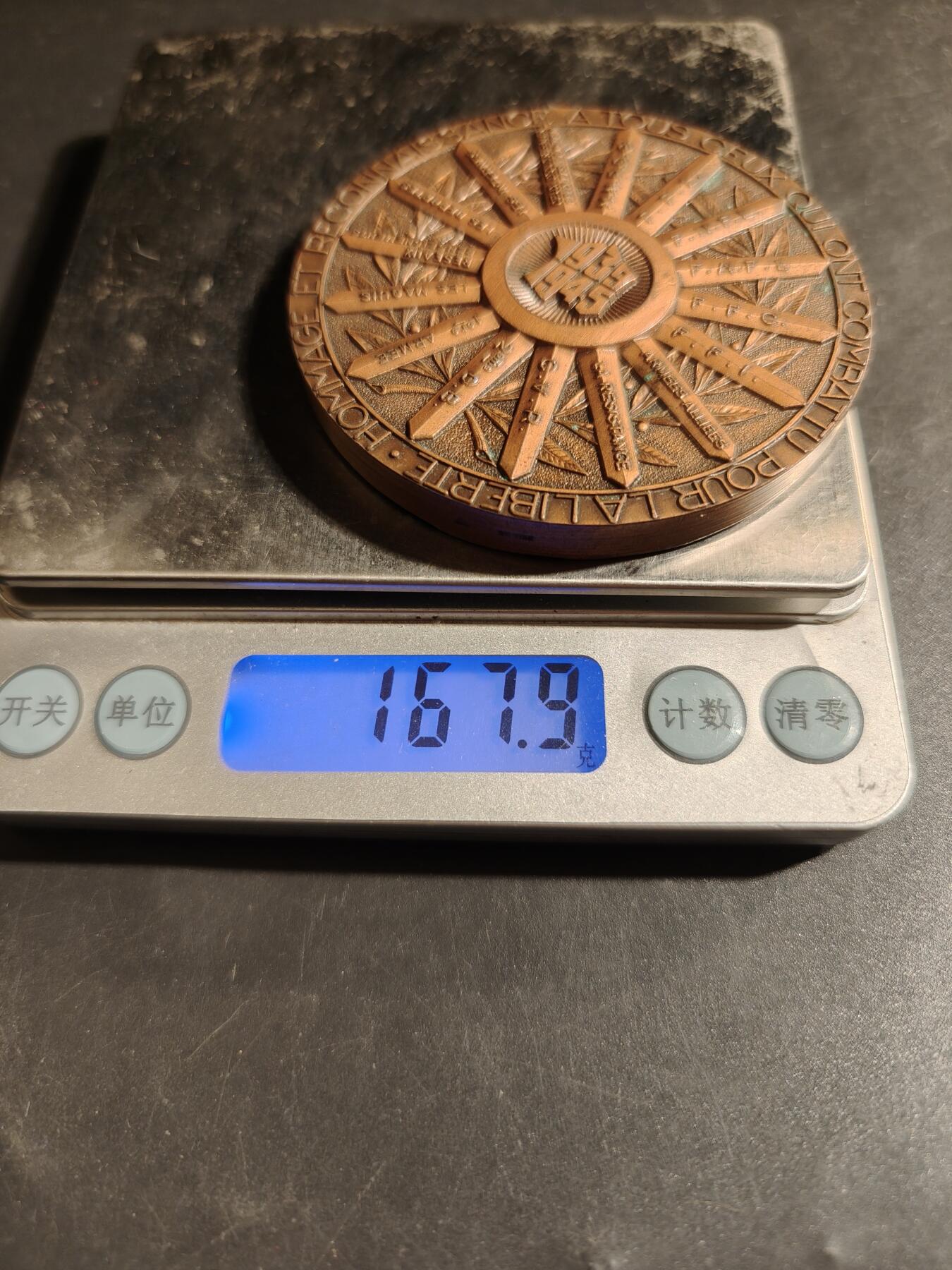 老王徽章第178期 法国1939-45战争大铜章    原盒    直径68mm    重量167.9g    该章放射状设计包含有特定的法国二战战功卓著的单位如:第10军、第2装甲师、FFI、自由法国运动等著名的抵抗组织