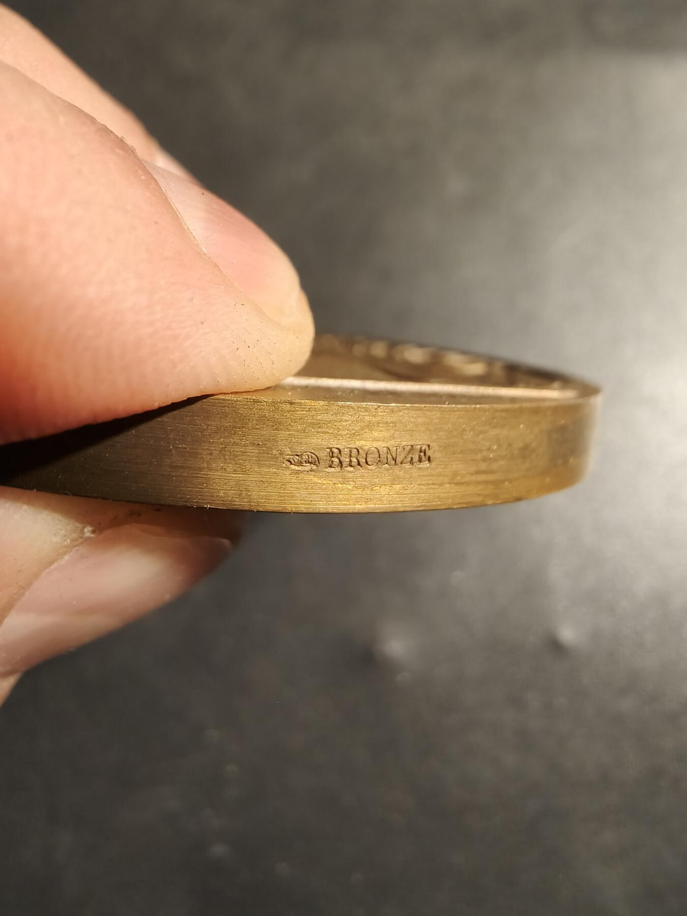 老王徽章第178期 法国法兰西银行成立百年大铜章     原盒    经典作品   密涅瓦与福图娜，象征智慧与财富      直径68mm     重量147.4g