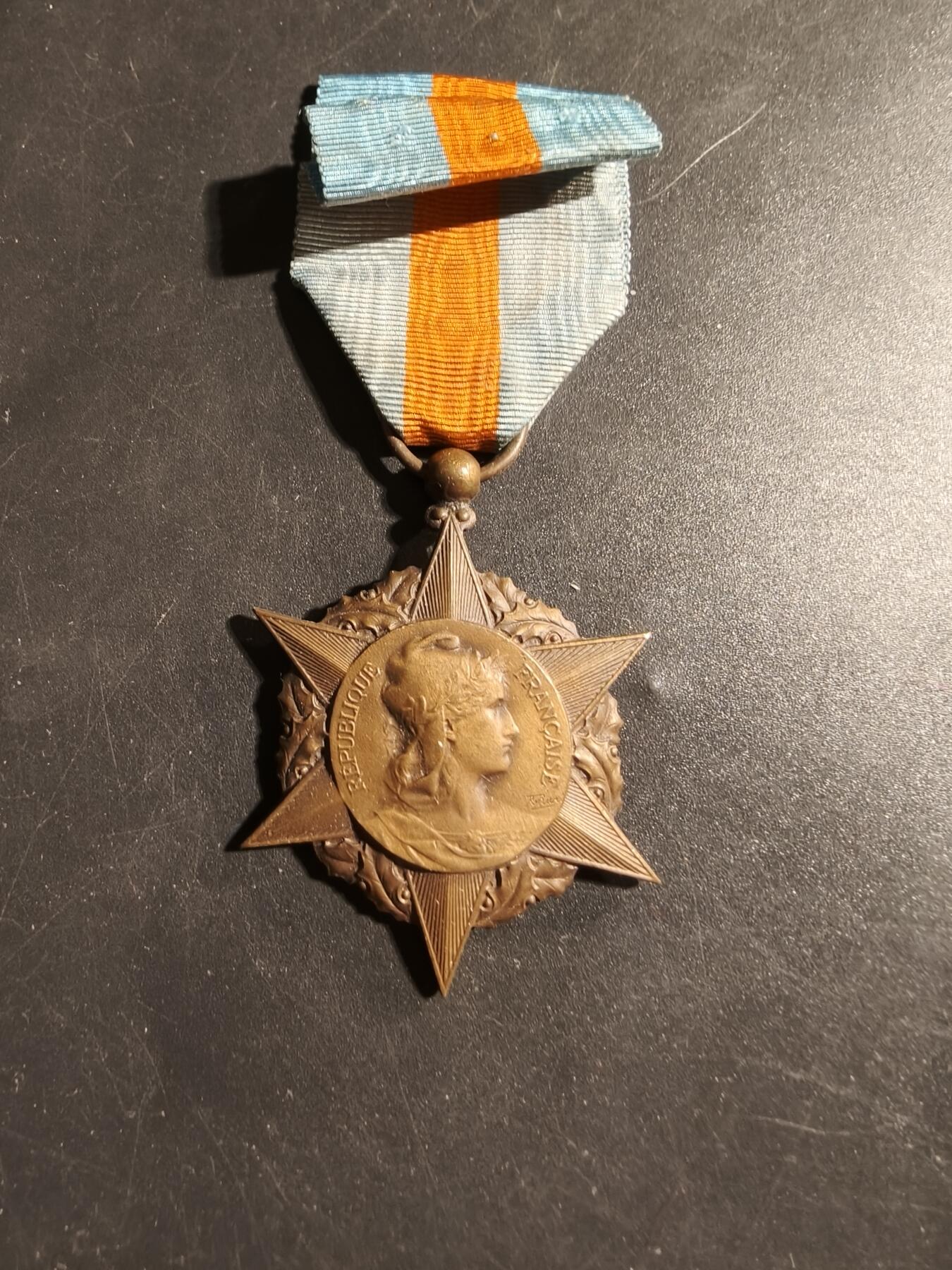 老王徽章第178期 法国铜级社保奖章