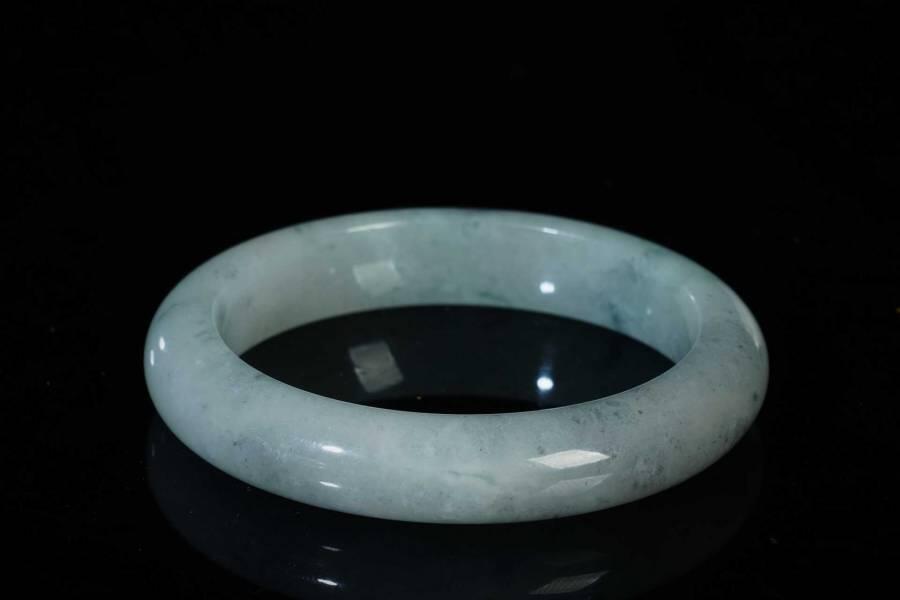 上海都达杂项专场三（全场包邮） 天然冰种飘绿翡翠手镯86-44