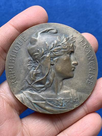 《竞宝斋》第460场 周日，周一，2场连拍 （全场包邮）欢迎送拍 - 法国玛丽安娜女神铜章 75.1克 56mm 三角铜标 右侧像