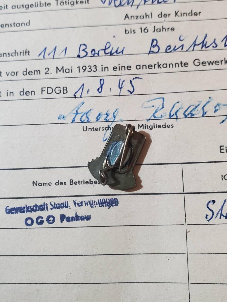 韵星假日拍卖第三十八期 -- Rimey Holidays Auction 38 民主德国工会40年荣誉成员证章 带临时证书一张 