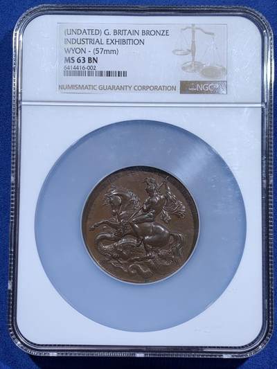 《竞宝斋》第460场 周日，周一，2场连拍 （全场包邮）欢迎送拍 - NGC MS63BN 英国皇家理工学院（摄政街309号）举办的工业展览会铜章，难得版本的马剑屠龙，57mm，加大加厚盒。