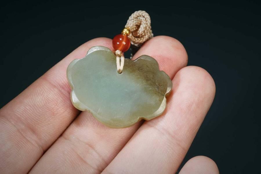 上海都达杂项专场三（全场包邮） 天然和田玉精雕《莲花如意锁》挂件 附鉴定证书86-106