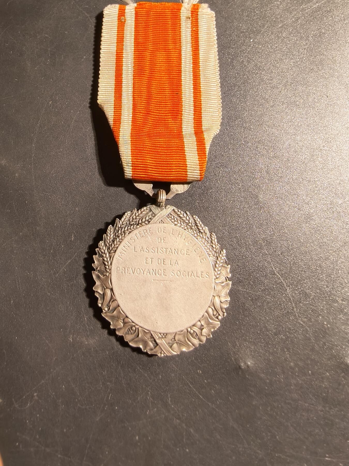 老王徽章第178期 法国社会福利部银级社会福利荣誉奖章     950银     26.3g