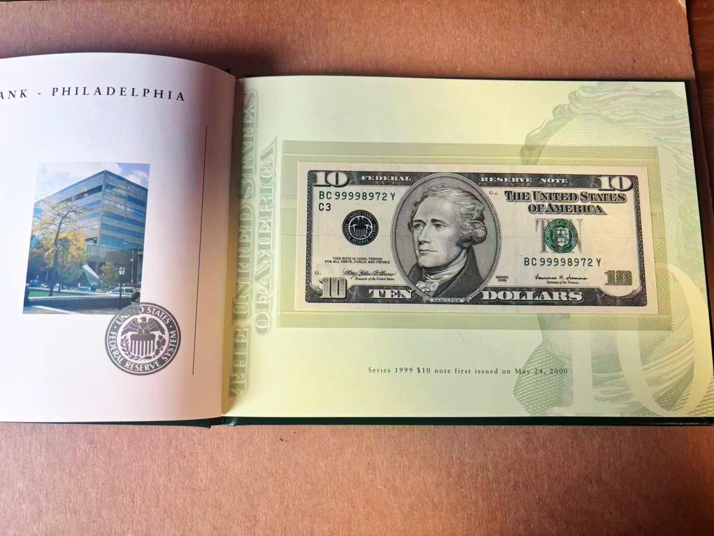 【Blue Auction】世界纸币精拍第777期——18级TOP拍卖/信誉/品质/专业/高效💫  【12区99998972全同号 新版美元首发纪念 BEP原装皮册】美国1999年10美金 内含财政部长签名及各储备区银行图文介绍 仅2000套 全新UNC