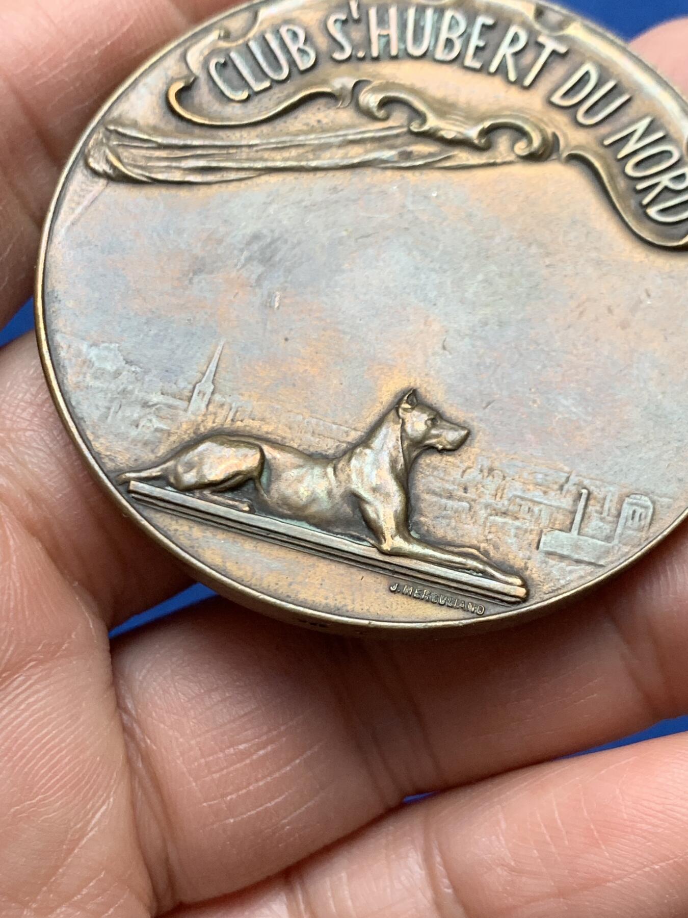 《竞宝斋》第460场 周日，周一，2场连拍 （全场包邮）欢迎送拍 法国北部圣于贝尔猎犬俱乐部纪念章 双面狗狗高浮雕 这样的设计比较少见 大直径 56.5克 50mm