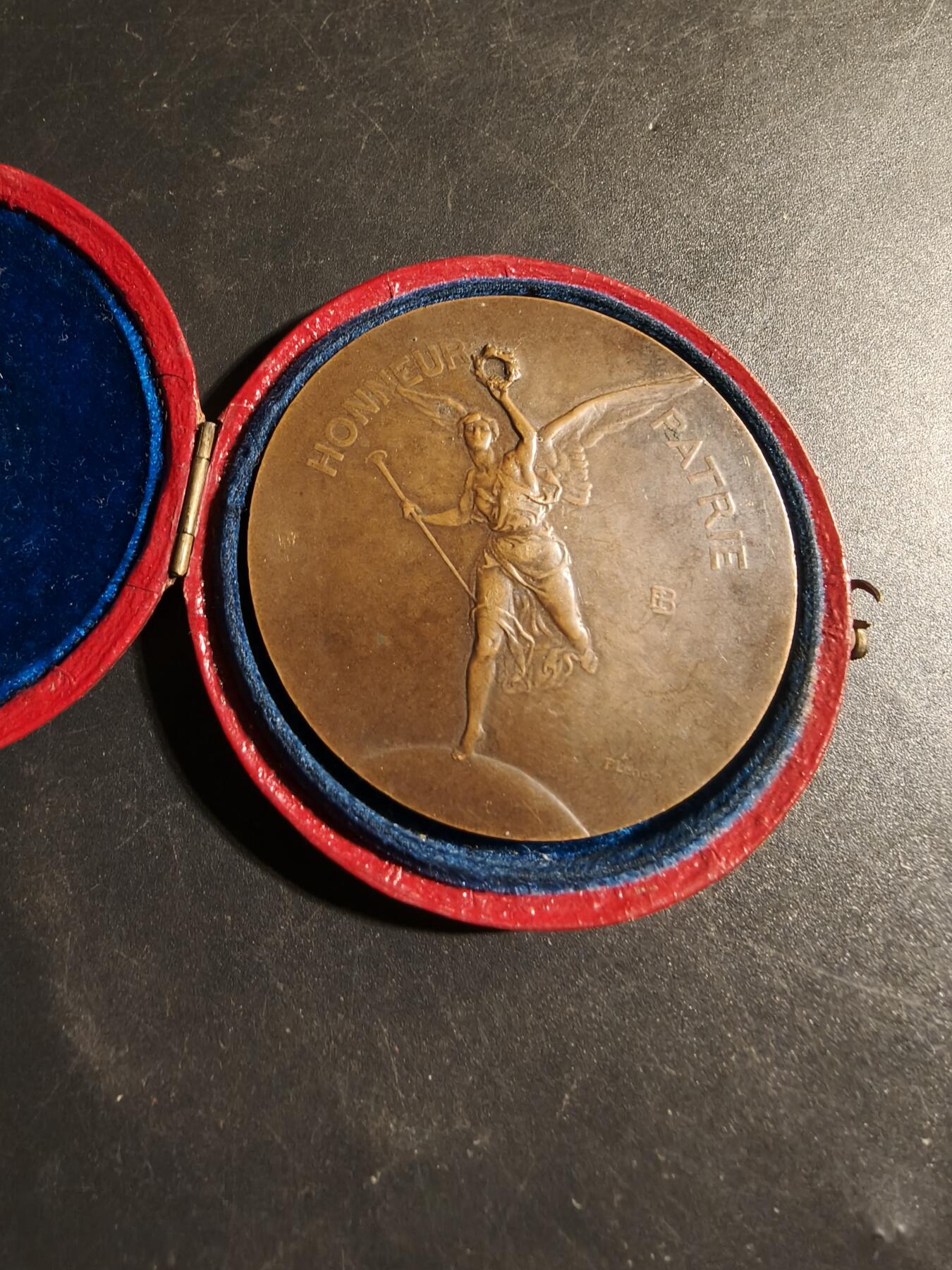 老王徽章第178期 法国射击联盟1921年里昂第24届国家射击竞赛大铜章     原盒      直径44mm     重量44g