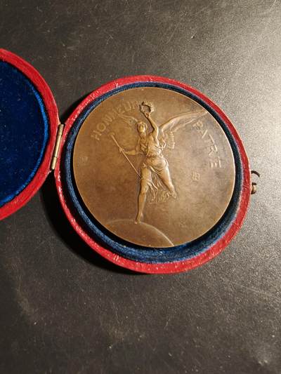 老王徽章第178期 - 法国射击联盟1921年里昂第24届国家射击竞赛大铜章     原盒      直径44mm     重量44g