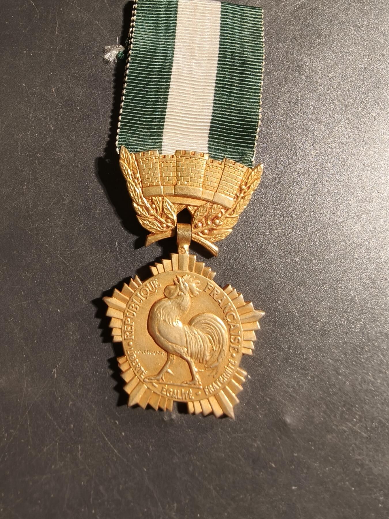 老王徽章第178期 法国金级地方嘉奖奖章    螃蟹银标 镀金    20.5g