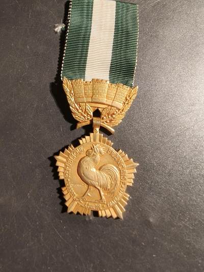 老王徽章第178期 - 法国金级地方嘉奖奖章    螃蟹银标 镀金    20.5g