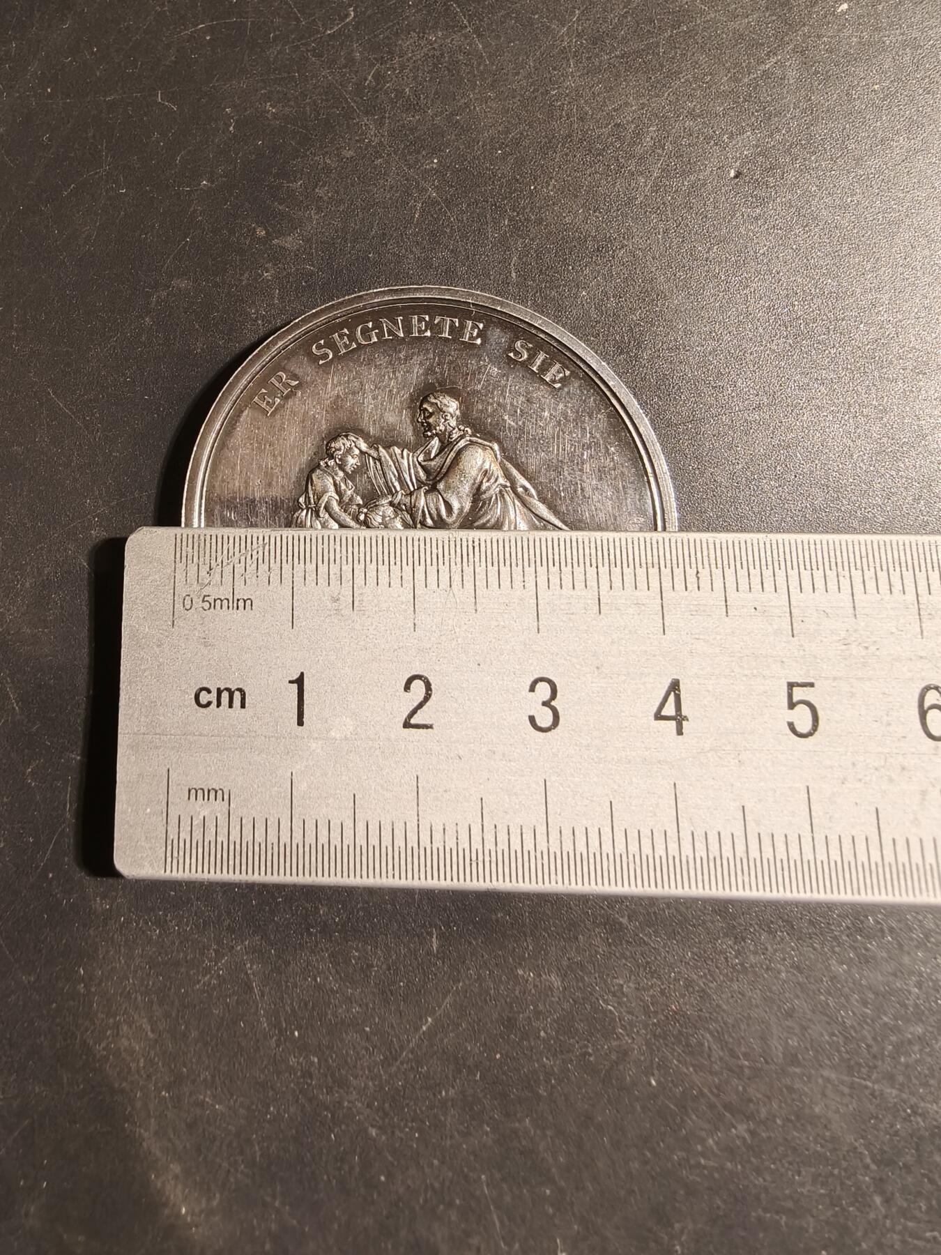 老王徽章第178期 德国基督教题材银章    原盒     正面为耶稣为小孩子祝福   背面引用旧约箴言书:“敬畏耶和华是智慧的开端”       900银     直径42mm     重量27.9g