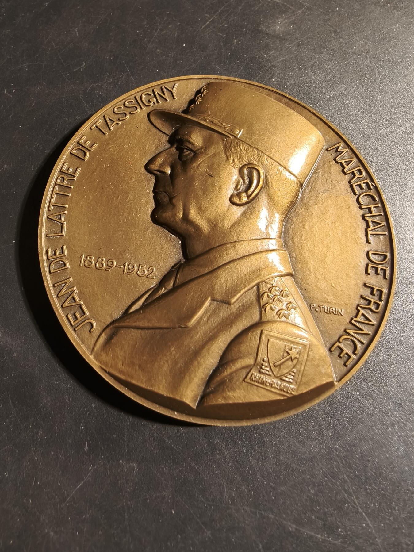 老王徽章第178期 法国二战塔西尼元帅大铜章    原盒高浮雕     大师图灵作品     直径72mm    重量200g