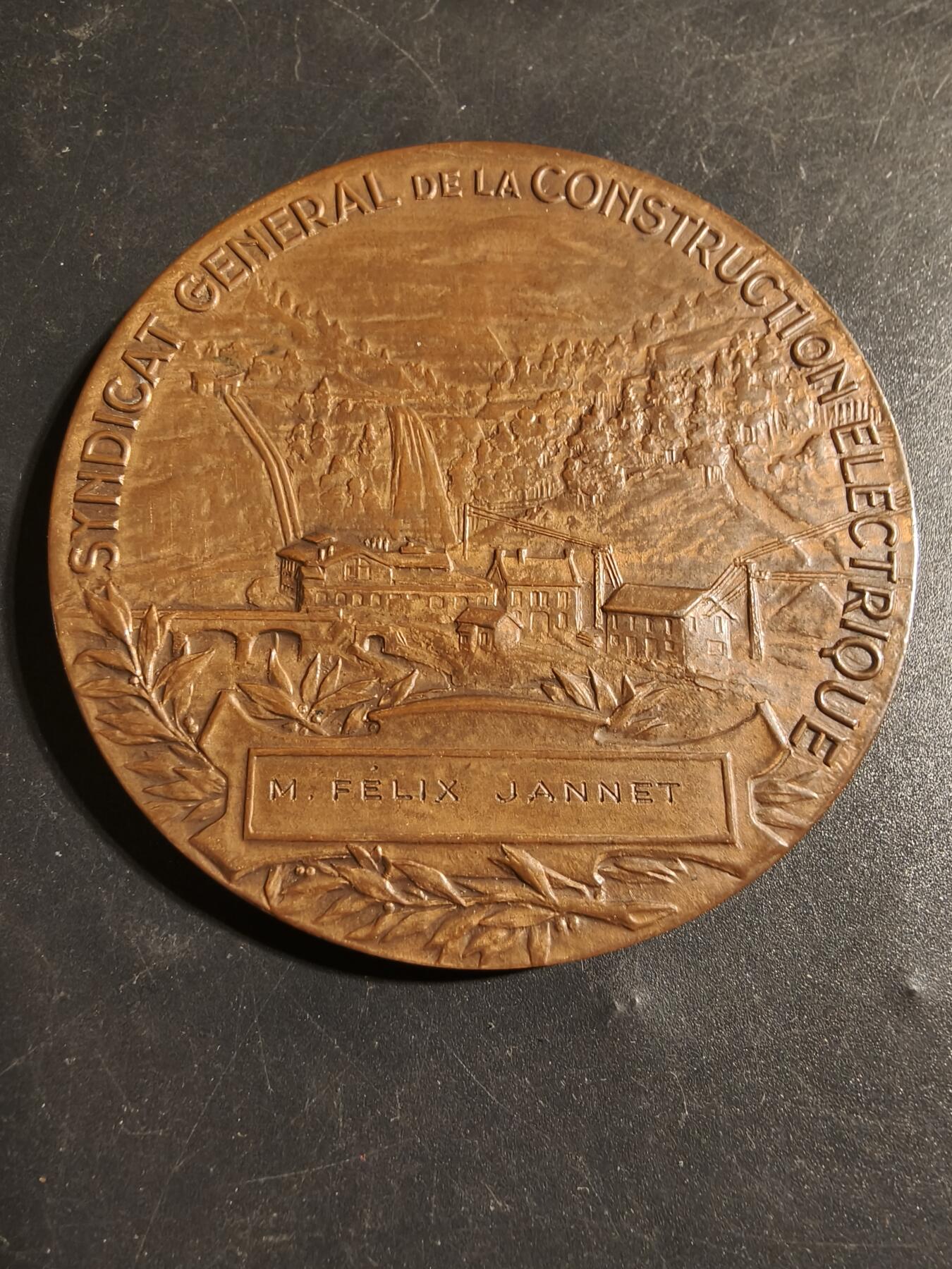 老王徽章第178期 法国电气建筑总工会大铜章     原盒     大师皮列作品    直径68mm     重量153.1g