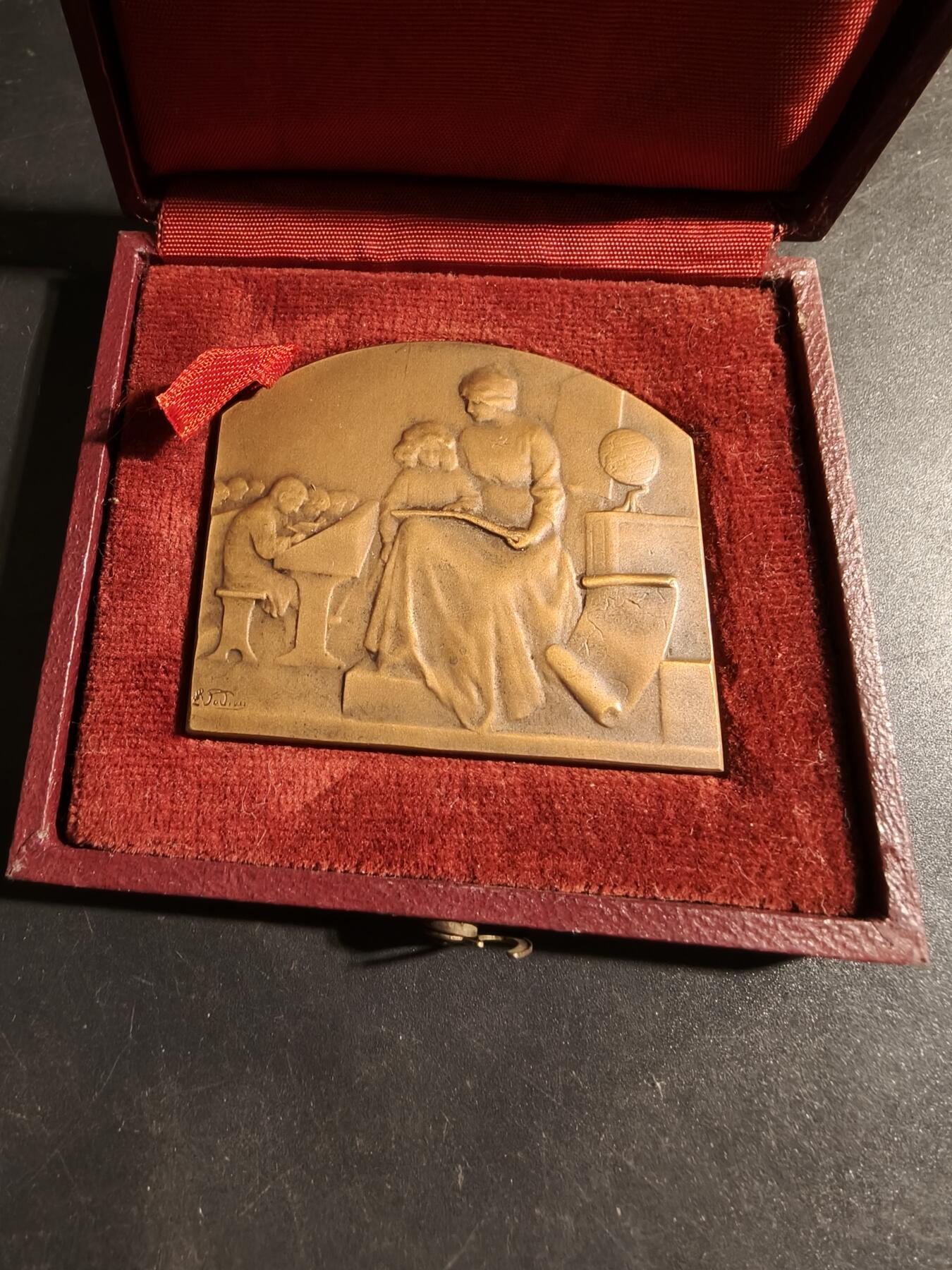 老王徽章第178期 法国方形大铜章     原盒      尺寸50×43mm    重量48.2g