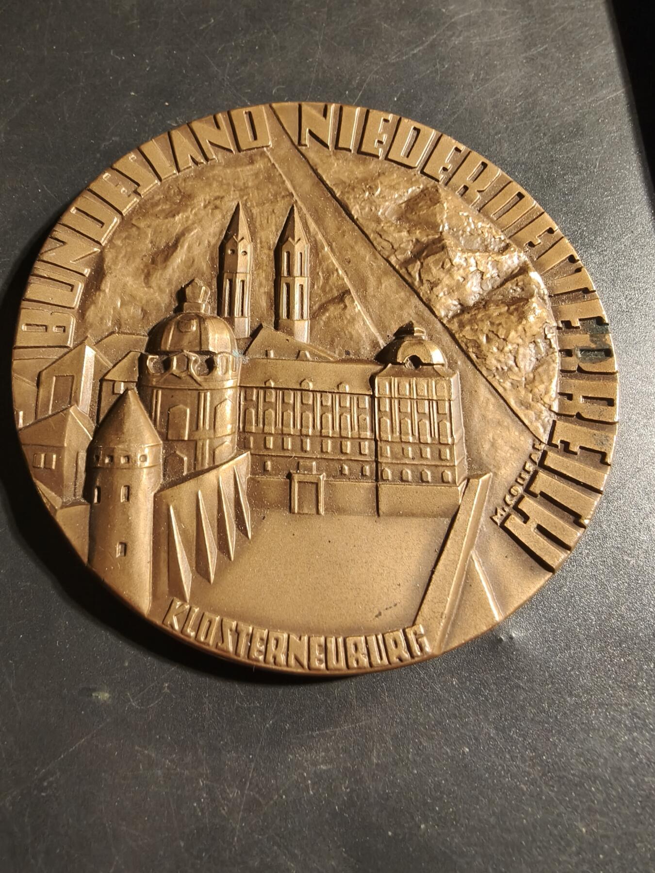 老王徽章第178期 法国克洛斯特新堡修道院大铜章     原盒      直径89mm     重量265.6g