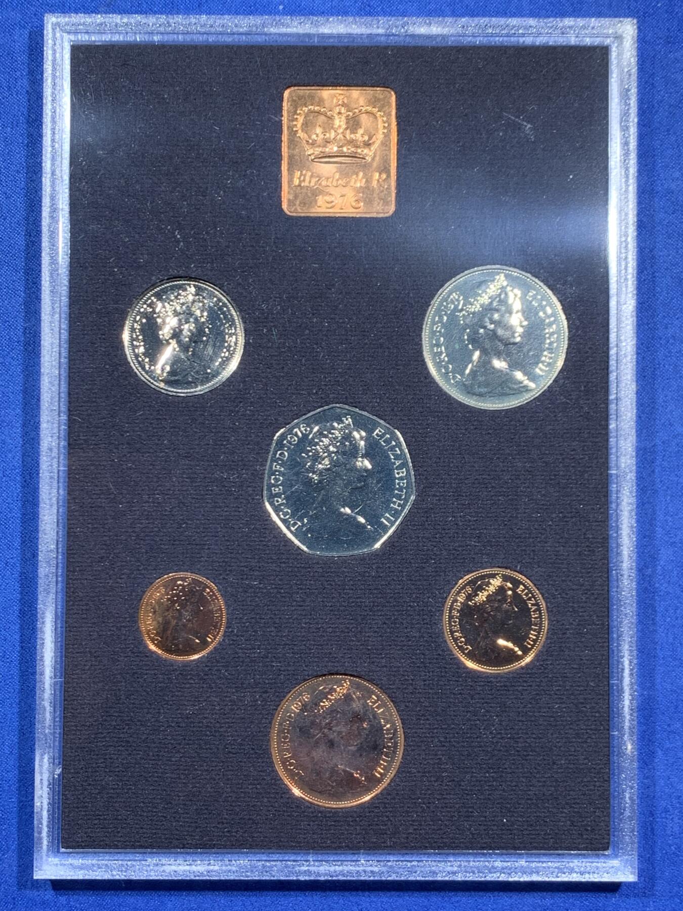 《竞宝斋》第460场 周日，周一，2场连拍 （全场包邮）欢迎送拍 英国1976年精制套币 礼品原装6枚币和1枚章