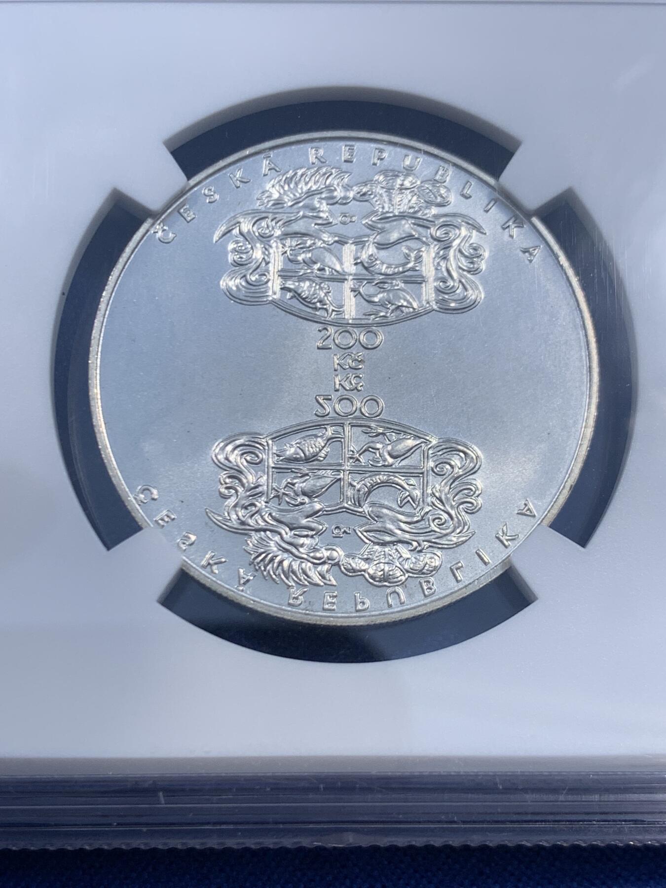 《竞宝斋》第460场 周日，周一，2场连拍 （全场包邮）欢迎送拍 NGC MS68 捷克雅各布2004年克罗辛逝世300周年200克朗银币，唯一冠军分！图片为鱼塘养鱼图