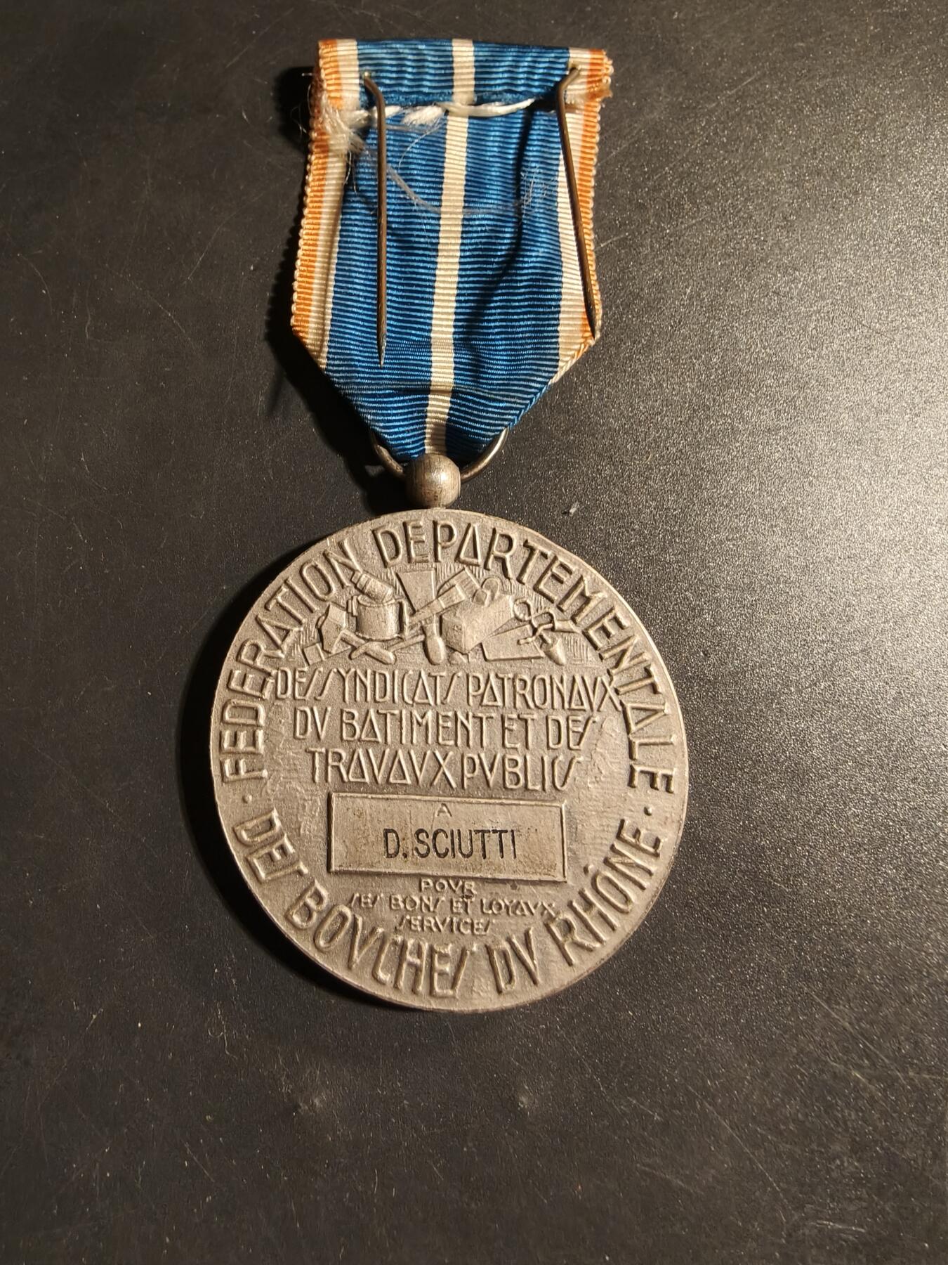 老王徽章第178期 法国银级罗纳河口省建筑与公共工程联合会良好服务奖章     实发     直径50mm     重量68g