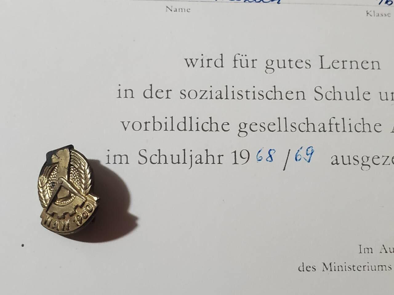 韵星假日拍卖第三十八期 -- Rimey Holidays Auction 38 民主德国社会主义建设功勋活动家证章+社会主义积极学习证书一套 主管亲签