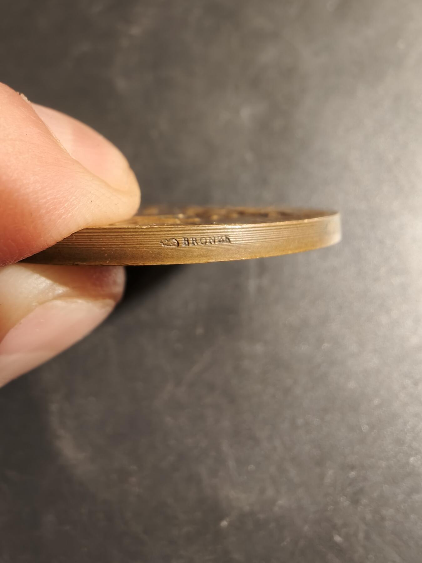 老王徽章第178期 法国射击联盟1921年里昂第24届国家射击竞赛大铜章     原盒      直径44mm     重量44g