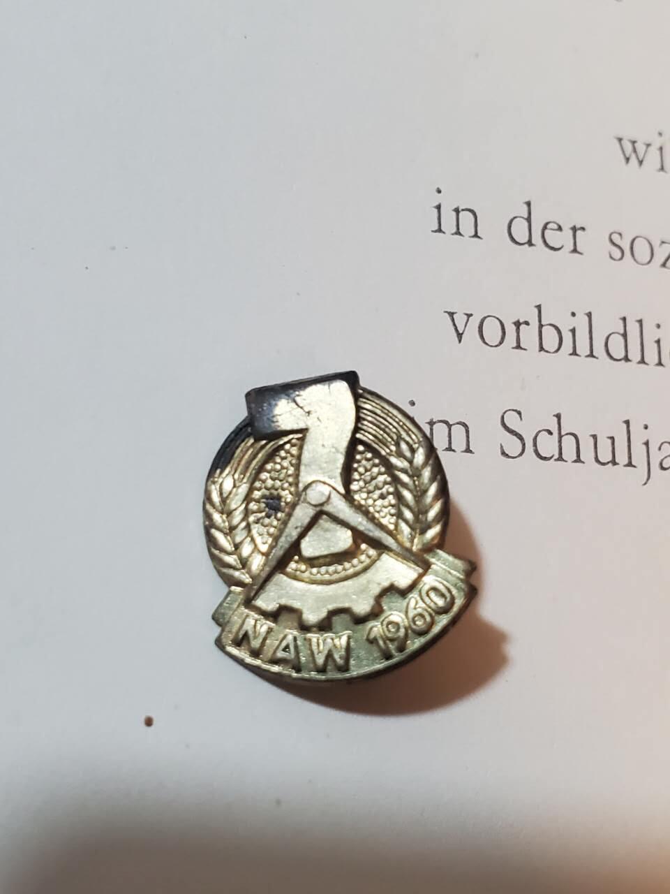 韵星假日拍卖第三十八期 -- Rimey Holidays Auction 38 民主德国社会主义建设功勋活动家证章+社会主义积极学习证书一套 主管亲签