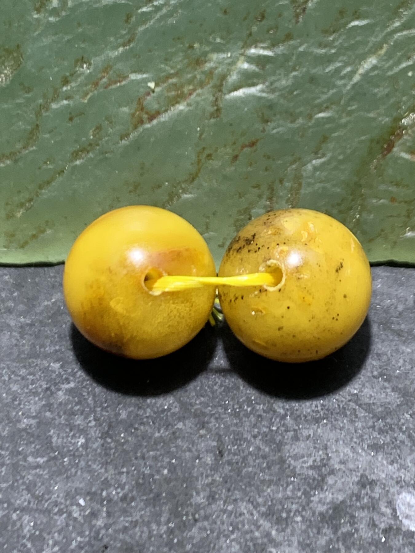 天然俄料蜜蜡通货圆珠一对，