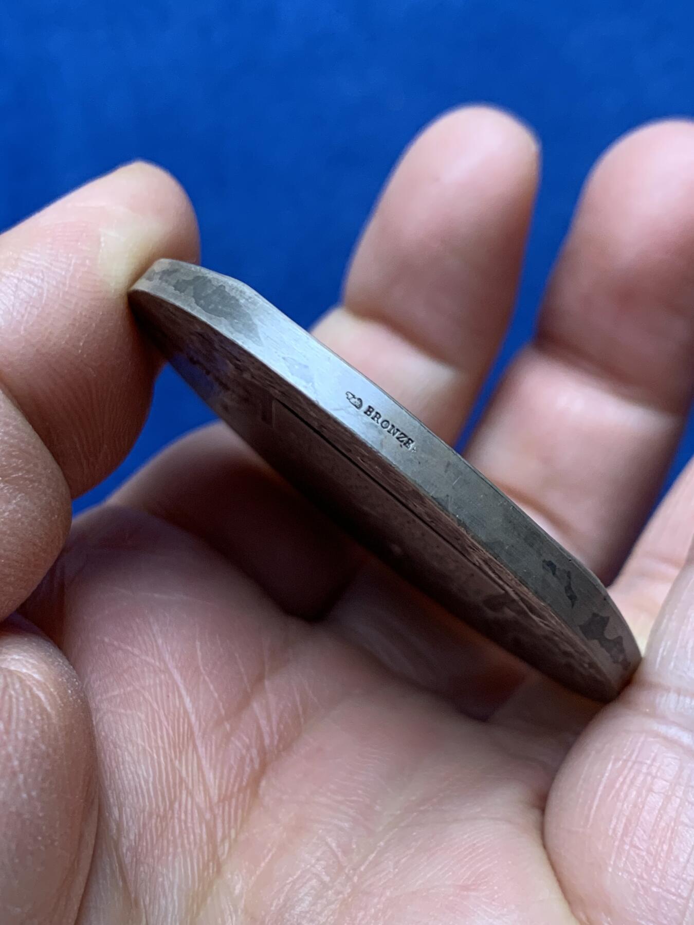 《竞宝斋》第460场 周日，周一，2场连拍 （全场包邮）欢迎送拍 法国1954年鲁昂市建筑业总工会镀银铜章，品相佳。直径50mm，重60.5g，丰饶角铜标。Coudray经典作品，刻画的是:玛丽安娜女神把棕榈枝送给抱着齿轮、代表着工业的女子，浪漫飘逸的新艺术风格作品。