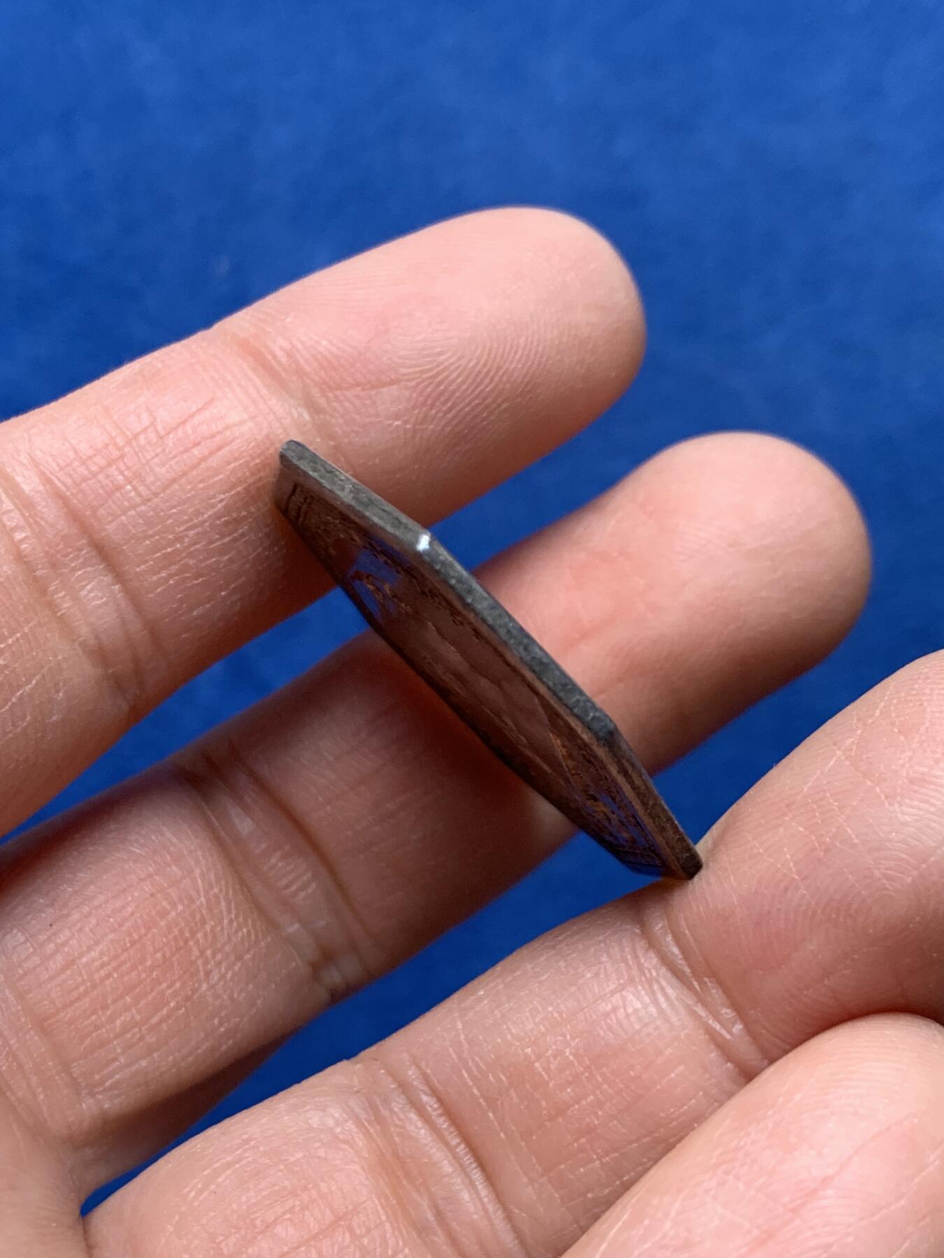 《竞宝斋》第460场 周日，周一，2场连拍 （全场包邮）欢迎送拍 法国17XX年路易十六皇家宝藏八角银章，背面花纹组成皇家纹章，原铸无边铭，31.5mm，12.4克