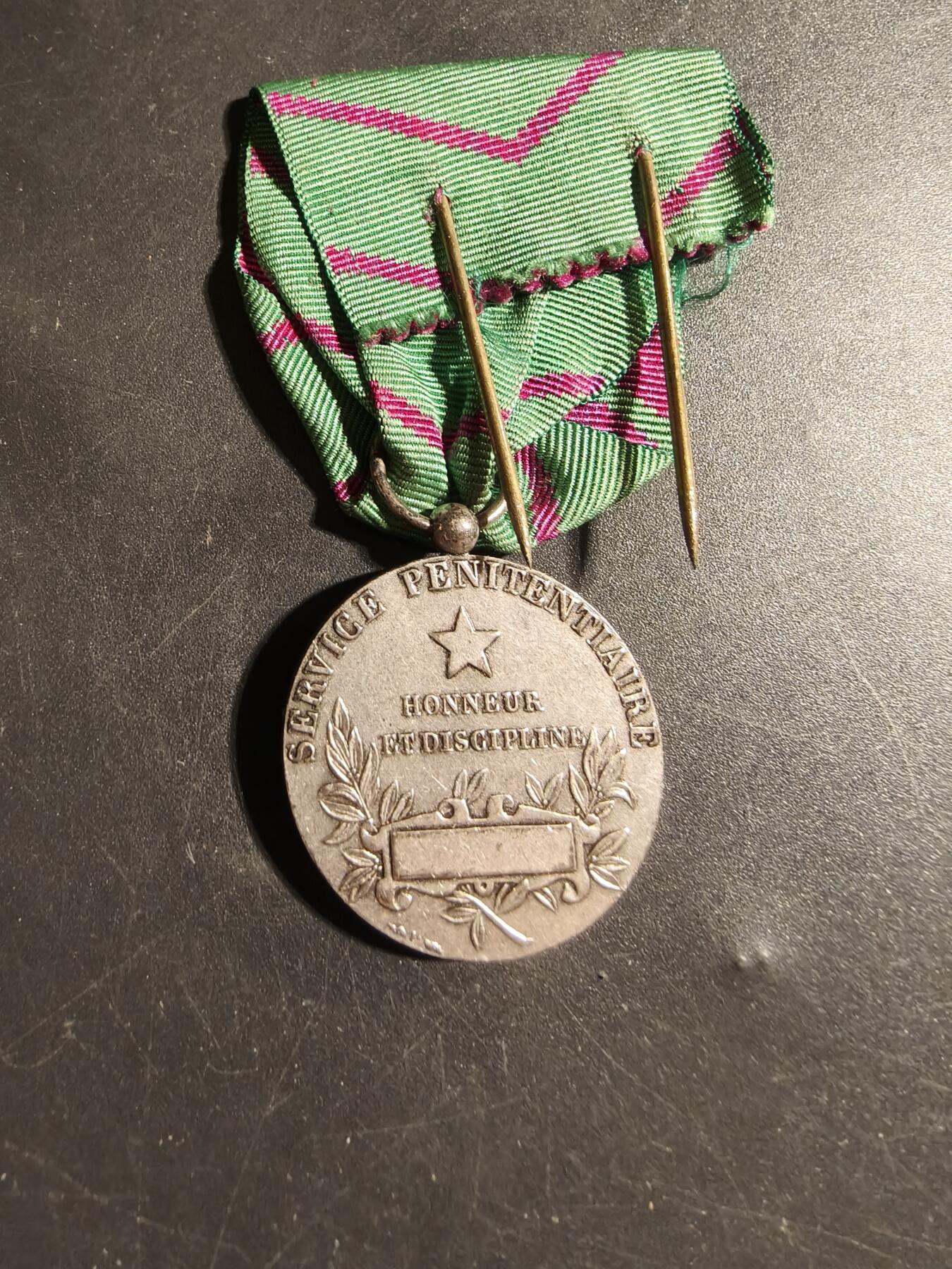 老王徽章第178期 法国银级监狱管理局荣誉服务奖章    925银      13.2g