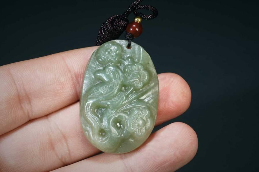 上海都达杂项专场三（全场包邮） 天然和田玉精雕《喜上眉梢》挂件 附鉴定证书86-103