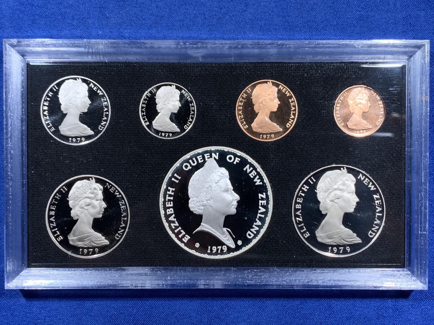 《竞宝斋》第460场 周日，周一，2场连拍 （全场包邮）欢迎送拍 新西兰1979年七枚装精制套币 含925大银币一枚