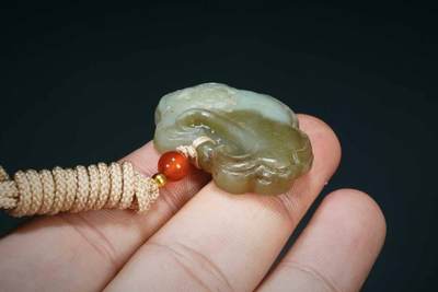 上海都达杂项专场三十四【年后发货全场包邮】  天然和田玉精雕《莲花如意锁》挂件 附鉴定证书86-106