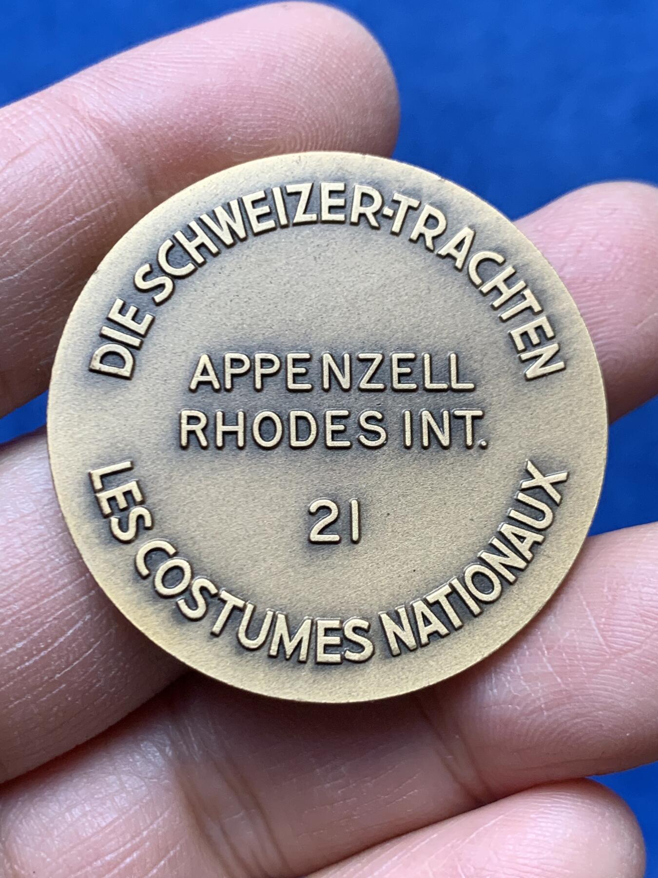 《竞宝斋》第460场 周日，周一，2场连拍 （全场包邮）欢迎送拍 瑞士阿彭策尔地区传统服饰文化纪念章，由HUGUENIN制作，超高浮雕，22.9克，38mm。