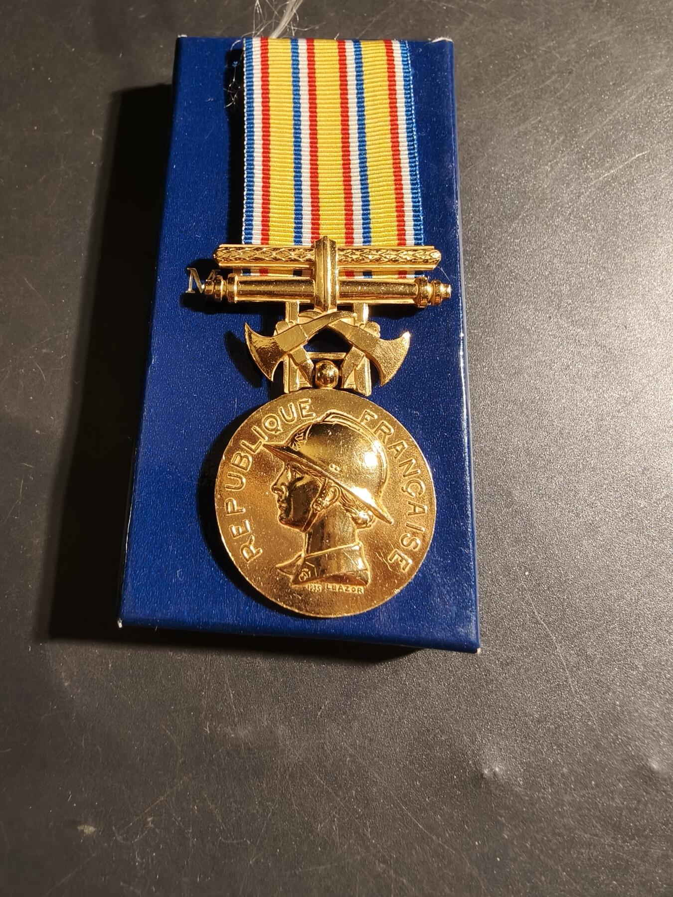 老王徽章第178期 法国金级消防员服役奖章     硬纸盒      925银镀金      21.2g