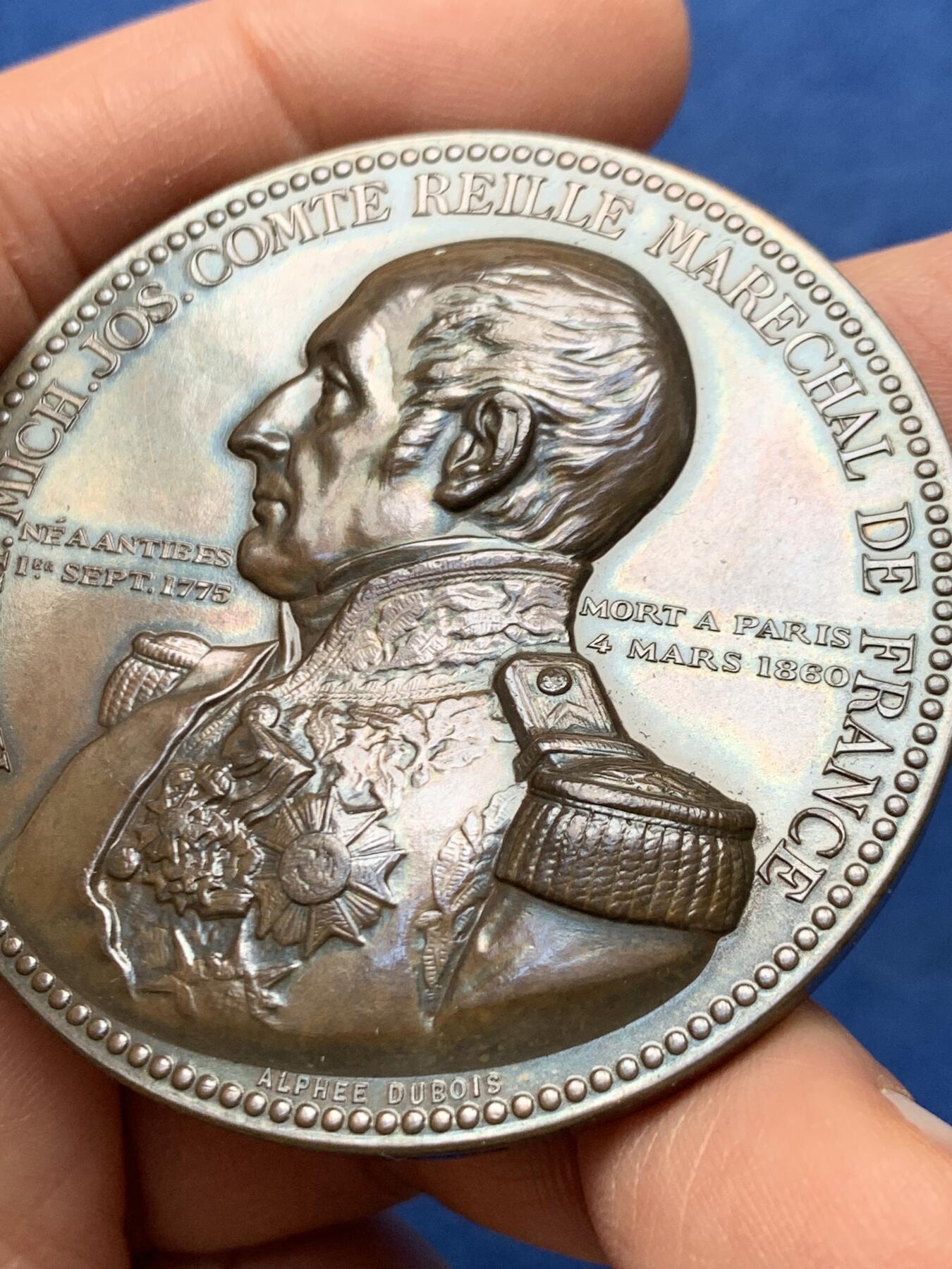 《竞宝斋》第460场 周日，周一，2场连拍 （全场包邮）欢迎送拍 法国元帅夏尔·米歇尔·约瑟夫·德·雷耶纪念铜章 他是拿破仑战争时期的重要军事将领，曾参与多次重大战役，包括奥斯特里茨、瓦格拉姆等，以其卓越的指挥才能和忠诚著称。他于1809年被授予法国元帅称号，是拿破仑摩下少数几位非贵族出身却晋升至最高军衔的将领之一。80.2克，49.5mm，蜜蜂铜标