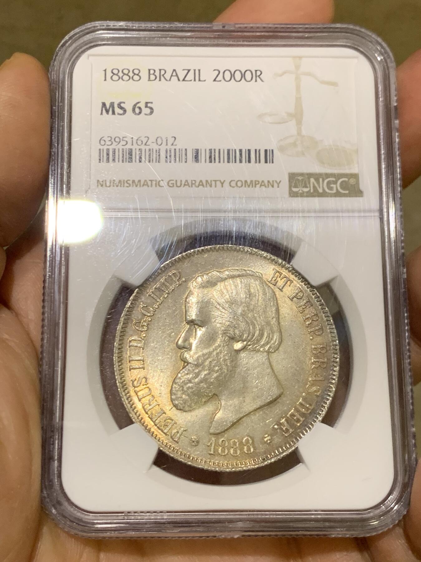 《竞宝斋》第460场 周日，周一，2场连拍 （全场包邮）欢迎送拍 NGC MS65 巴西1888年佩德罗二世2000瑞斯银币 顶级原光五彩 丝绸底板 高分稀少 1888发财年份