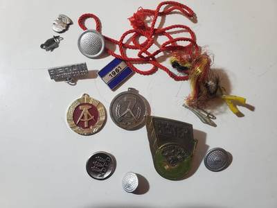 韵星假日拍卖第三十八期 -- Rimey Holidays Auction 38 - 民主德国配件章头徽章一组